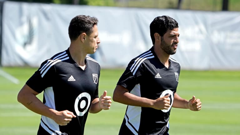 Rayados de Monterrey quiere reunir a Vela y Chicharito en su plantilla